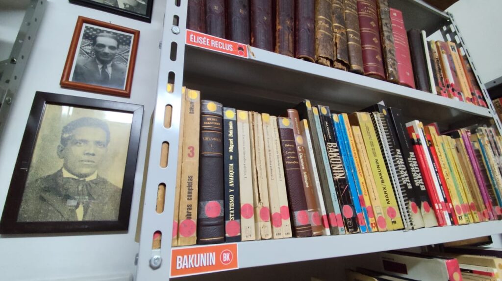 Colecao-de-Livros-de-Bakunin-na-Biblioteca-Social-Fabio-Luz